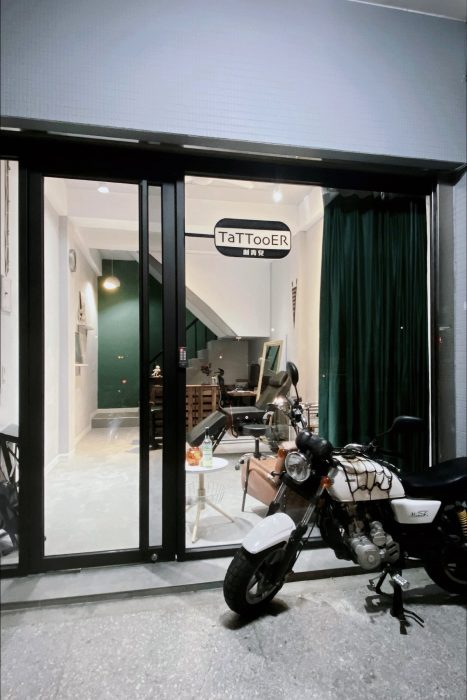 刺青兒店門口